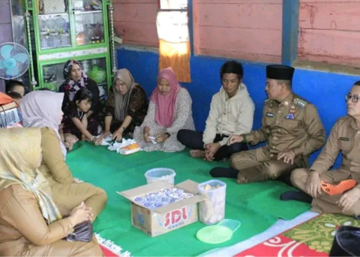 Pj Bupati Empat Lawang Bertakziah ke Rumah Duka Korban Hanyut di Bendungan Air Lintang