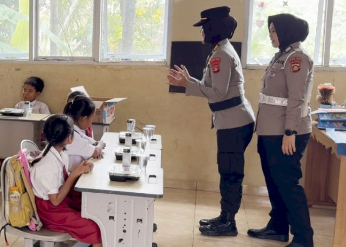 Program Makan Sehat Kapolda Sumsel Berlanjut, Ratusan Murid SDN 218 Palembang Terima Paket Gizi