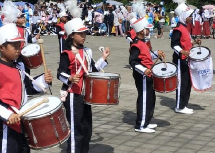 Lomba Drumband Meriahkan HUT ke-77 PGRI dan HGN