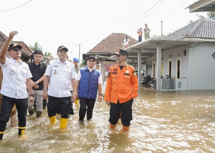 Bupati Muba Tinjau Lokasi Banjir di Sanga Desa, Pastikan Bantuan untuk Warga