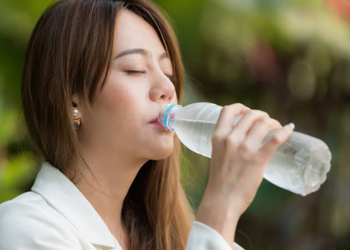 Benarkah Minum Air Dingin di Musim Dingin Berbahaya? Ini Faktanya!