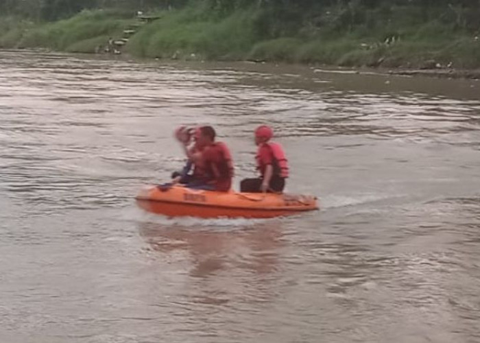 Diduga tak Bisa Berenang, Bocah SMP Hilang Terbawa Arus Sungai Enim
