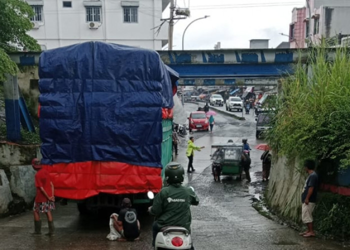 Diduga Over Muatan, Truk Tronton Bermuatan Pakan Ternak Rusak di Bawah Rel KA Pasar Tebing Tinggi