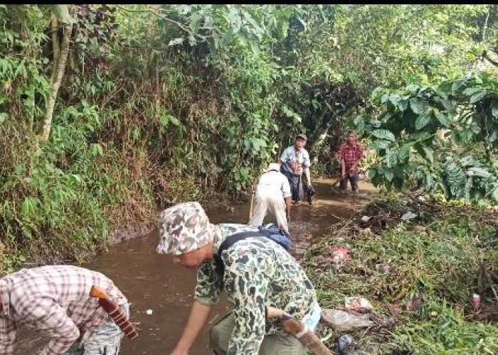 Irigasi Patah, Warga Perbaiki dengan Bergotong Royong