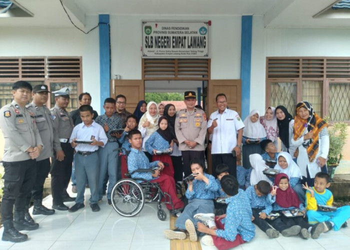 Polsek Tebingtinggi Berbagi Makanan Sehat di SLB Empat Lawang dalam Program Calling System OMP Musi 2024