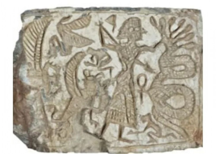 Penemuan Meterai Batu Berusia 2800 Tahun dengan Gambar Ular Berkepala Tujuh
