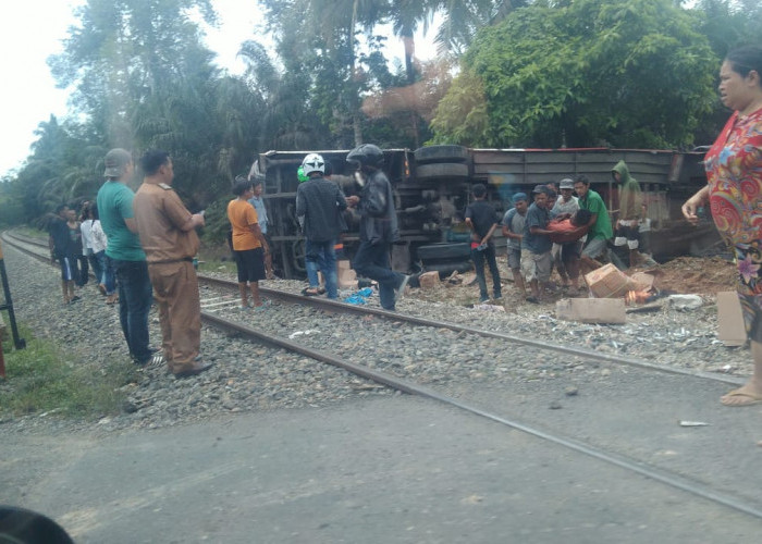  Bus Prima Abadi Dihantam Kereta Minyak Api 