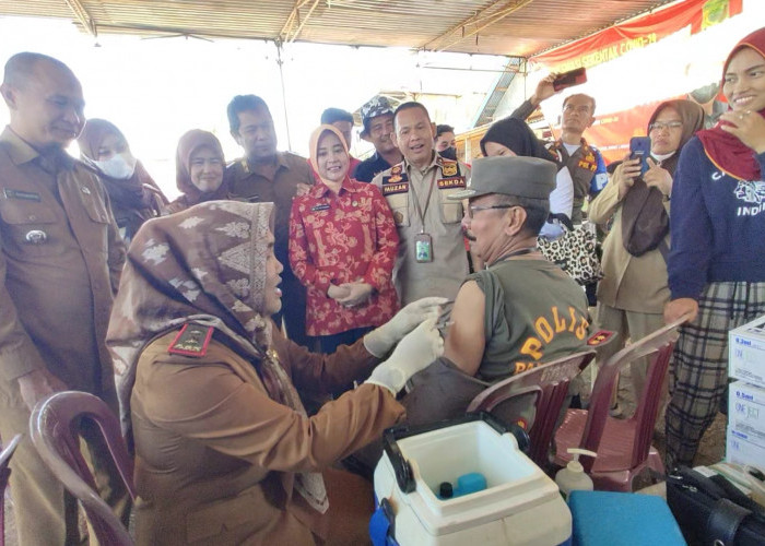 Vaksinasikan Booster Secara Massal di Pertalangan Desa Lingge