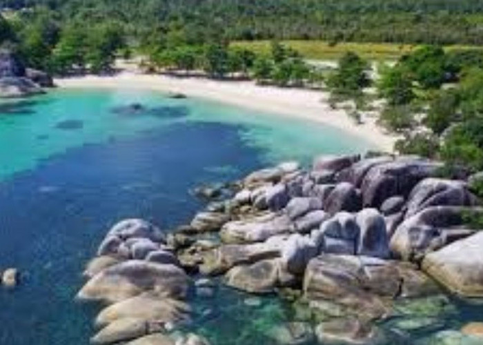 Pesona Alam Pantai Tanjung Tinggi: Batu Granit Raksasa dan Keindahan Alam yang Memikat 