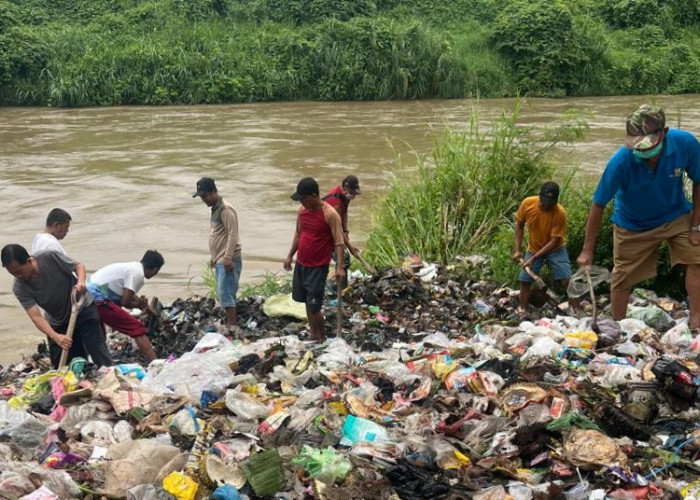 Warga Tanjung Makmur Bersama Lurah Gotong Royong Bersihkan Sampah di Sungai Musi