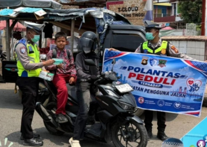 PEDULI: Satlantas Polres Empat Lawang Bagikan Masker, Lindungi Pengendara dari Debu dan Asap Karhutla