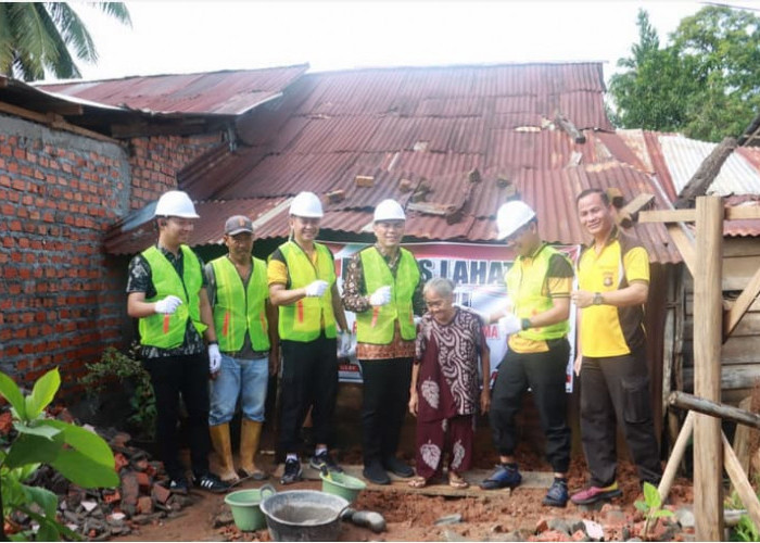 Polres Lahat Laksanakan Program Bedah Rumah untuk Warga Kurang Mampu