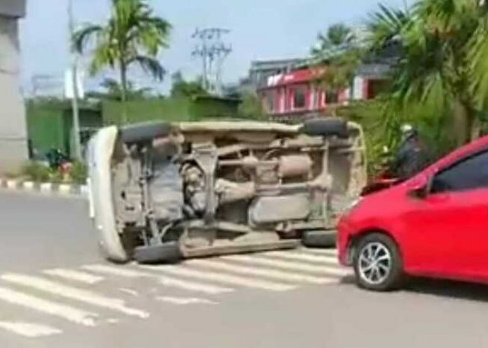 Mobil Jenazah Terguling Disundul Daihatsu Ayla dari Samping, Kejadian di Lampu Merah!