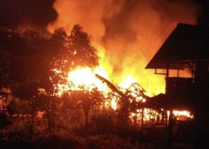 Kebakaran Hebat di Dusun Tunggul Hitam, Tiga Rumah Habis Terbakar