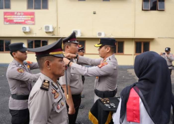 Kapolres Pimpin Upacara Kenaikan Pangkat Personel, Tegaskan Penghargaan atas Dedikasi dan Pengabdian