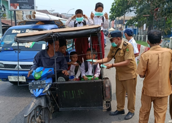 Peduli Kesehatan Pelajar di Tengah Kabut Asap, Lurah Pasar Tebing Tinggi Bagikan Masker Gratis