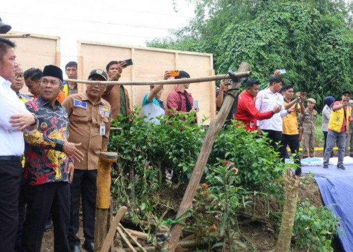 Gubernur Herman Deru Tinjau Longsor di Musi Rawas, Minta Perbaikan Segera Dilakukan