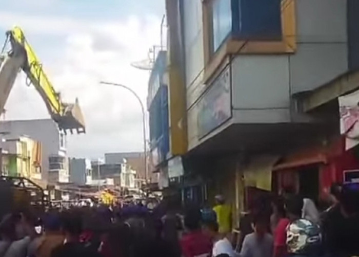 Heboh Penertiban Pasar Tebing Tinggi! Pemilik Toko Sempat Ribut, Akhirnya Bongkar Sendiri Bangunannya
