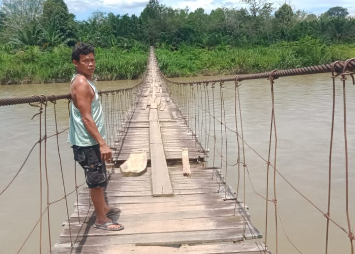 Mulai Rapuh dan Bolong-Bolong, Hati-hati Melintasi Jembatan Gantung di Desa Ini!!