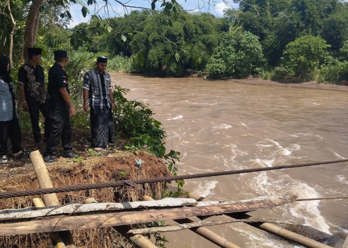 Jembatan Gantung Kampung Gaung Ambruk Pj Bupati Empat Lawang Tinjau langsung Kondisinya