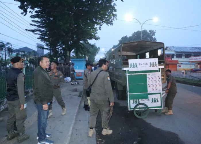 Satpol PP Kota Palembang Tertibkan Puluhan PKL di Atas Trotoar Jalan A Yani