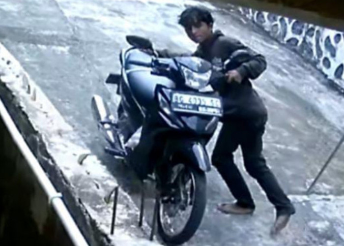 Pencurian Motor Siang Bolong di Tanjung Kupang Terekam CCTV, Modus Jual Tirai, Warga Geram 