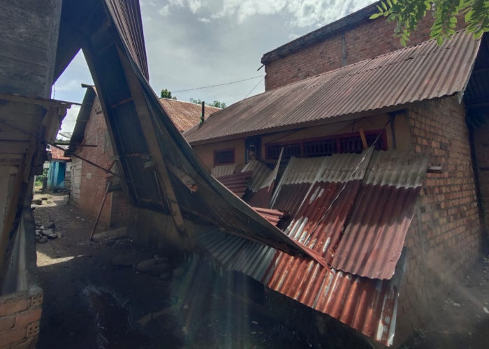 Angin Puting Beliung Terjang Kelurahan Kupang, Satu Rumah Rusak Berat di Empat Lawang