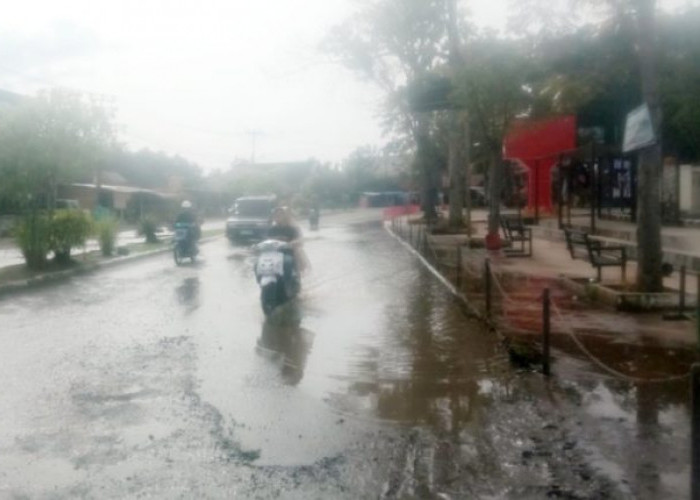 Hujan Deras, Genangan Air di Depan Taman Apung Pagar Alam Ganggu Mobilitas Warga