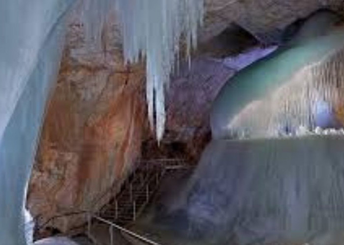 Menyelami Dunia Raksasa Es: Petualangan di The Eisriesenwelt Ice Cave