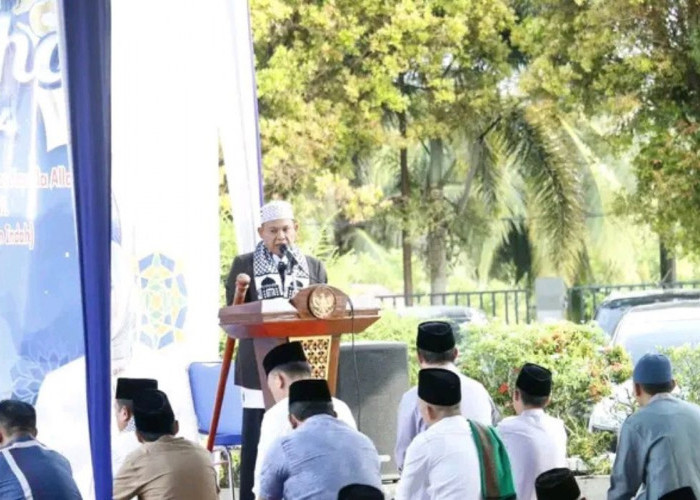 Bersama Warga Penjabat Bupati Laksanakan Sholat Idul Adha di Lapangan Pemkab Empat Lawang 