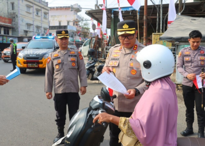Semarak HUT ke-81 RI, Polres PALI Bagikan Bendera Merah Putih dan Ajak Warga Jaga Kamtibmas