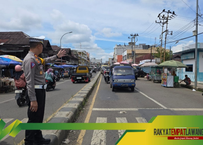 Cegah Kemacetan: Kasat Lantas Polres Empat Lawang Lakukan Pengaturan Arus Lalu lintas di Pasar Tebing Tinggi
