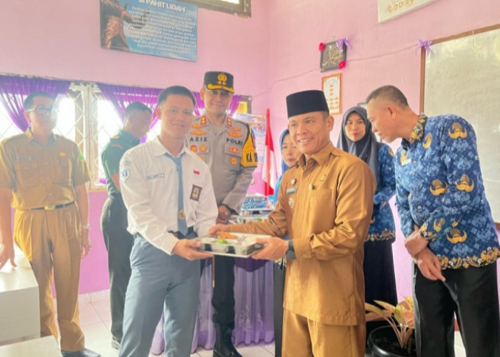 Penjabat Bupati Empat Lawang Tinjau Launching Program Makanan Bergizi Gratis, Berharap Sama-sama Sukseskan