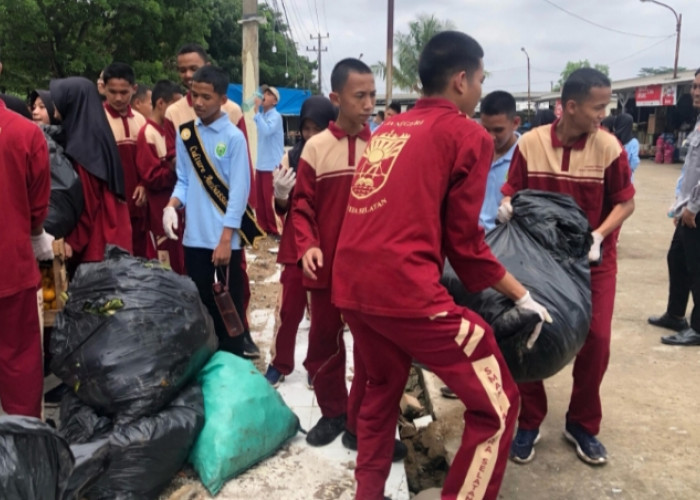 Gotong Royong Bersihkan Sampah di Pasar Jakabaring, Pemprov Sumsel Ajak Siswa Peduli Lingkungan