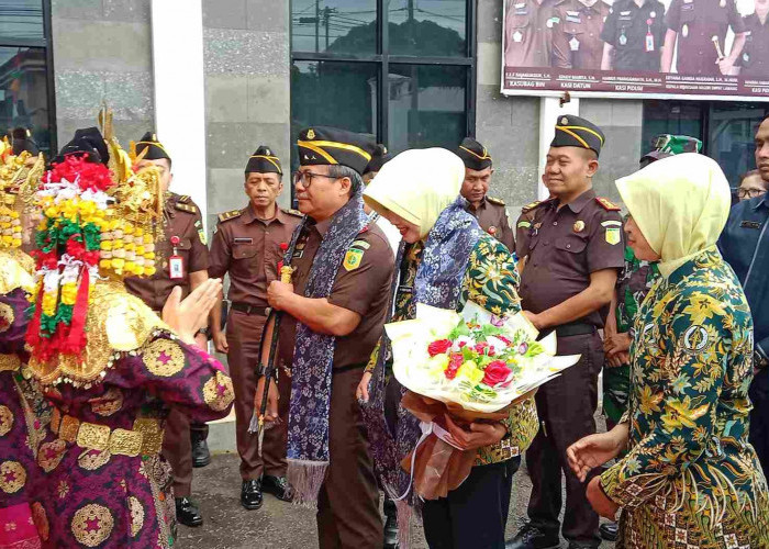Kajati Kunjungi Kejari Empat Lawang, Serahkan Simbolis KIA, Akta Kelahiran, KIS, KIP, dan Bantuan Anak Yatim 