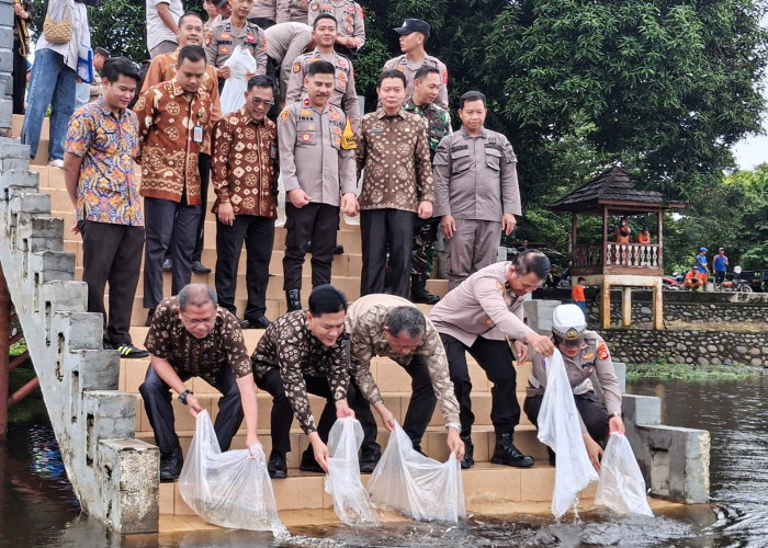 Pemkab Muba dan Polres Tebar 100.000 Bibit Ikan di Danau Ulak Lia untuk Kelestarian dan Ketahanan Pangan