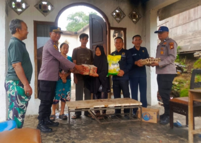 Polsek Ulu Musi Salurkan Bansos untuk Korban Kebakaran di Padang Tepong, Wujud Kepedulian Polri
