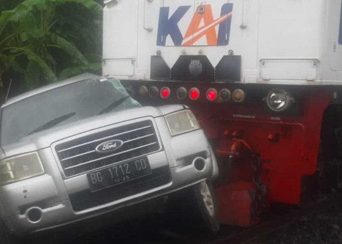 Kecelakaan Kereta Tanpa Palang Pintu Gegerkan Prabumulih, Mobil Ford Diterjang Kereta Api!