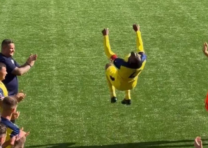 WOW! Efe Ambrose Suguhkan Selebrasi Backflip di Laga Terakhirnya Bersama Bury