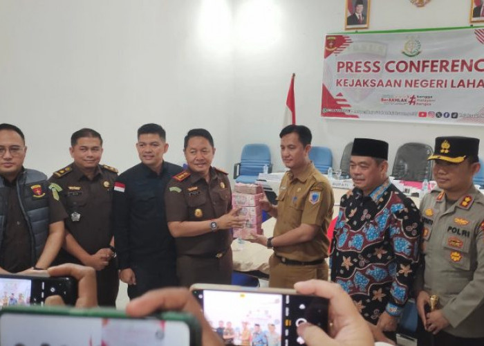 Kejari Lahat Setor Uang Pengganti Kerugian Negara dari Dua Kasus Korupsi ke Kas Daerah dan Kas Negara