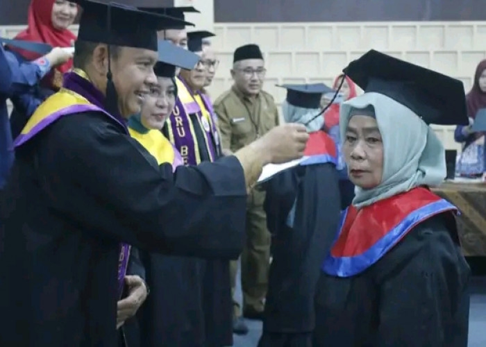 Wisuda Sekolah Lansia di Empat Lawang, Pj Bupati Fauzan Khoiri Berikan Apresiasi