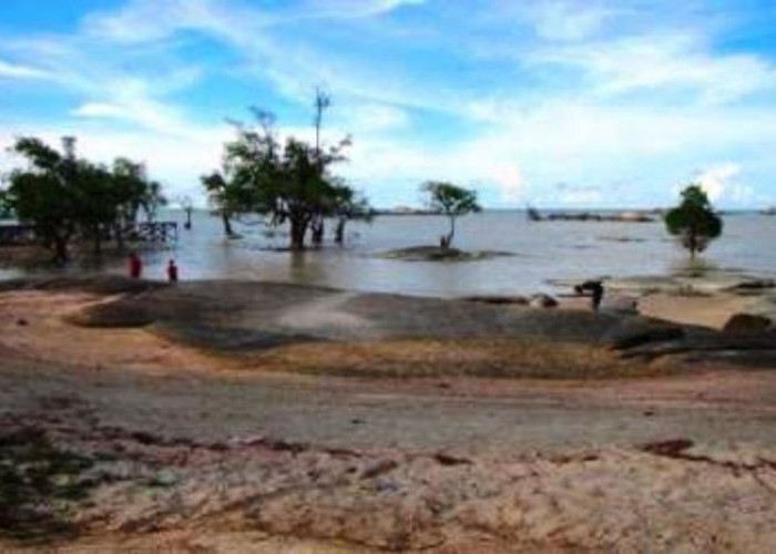 Pantai Tapak Hantu Pangkal Pinang, Tempat Wisata Menarik di Bangka Belitung