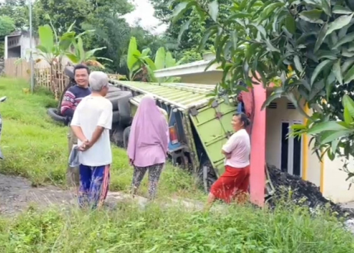 Truk Batu Bara Timbulkan Keresahan, Akibat Kecelakaan Rumah Warga Tertimpa di Tebing Tinggi