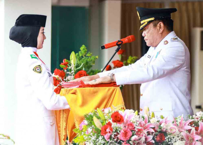 Bupati Muba Pimpin Upacara HUT RI ke-80, Ayu Siswi SMAN 2 Sungai Lilin Sukses Jadi Pembawa Baki Pusaka