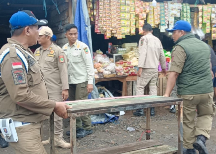 Tim Gabungan Pemkab Empat Lawang Tertibkan Pedagang Pasar Pulo Mas, Lapak dan Atap Dipotong Satpol PP