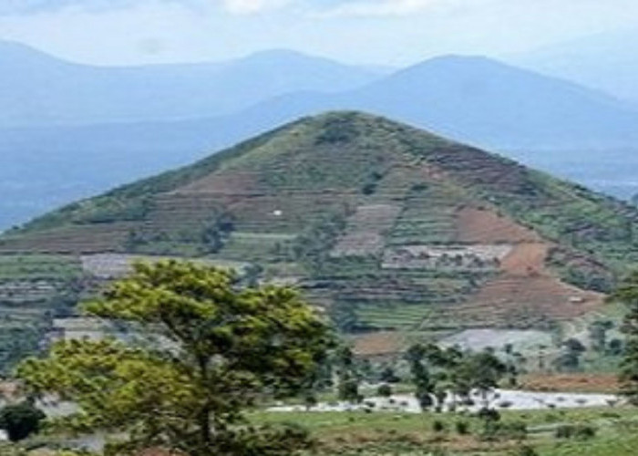 Gunung piramida di Jawa Barat, Keindahan dan Misteri Gunung Sadahurip di Garut, Jawa Barat