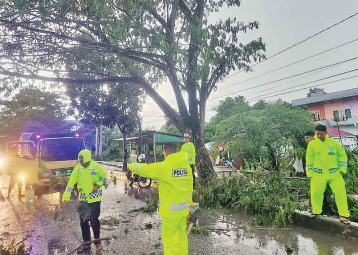 Cuaca Ekstrem di Muratara! Kapolres Imbau Pengendara Jalinsum Waspada