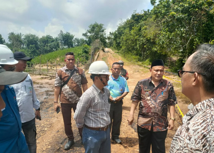 Camat Sungai Keruh Tinjau Lokasi Tumpahan Minyak di Desa Sungai Dua, Proses Pemulihan Berjalan Positif