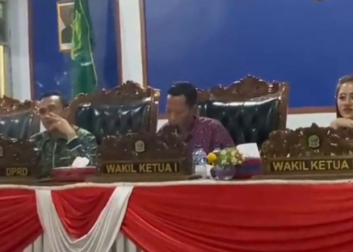 Ketua DPRD Merokok di Ruang Rapat, Darli Beri Klarifikasi: Itu Saat Istirahat Bukan Sidang Berlangsung