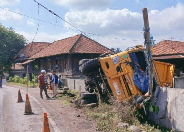 Truk Batubara Terguling di Muara Enim, Sopir Mengantuk, Fasilitas Umum Hancur!